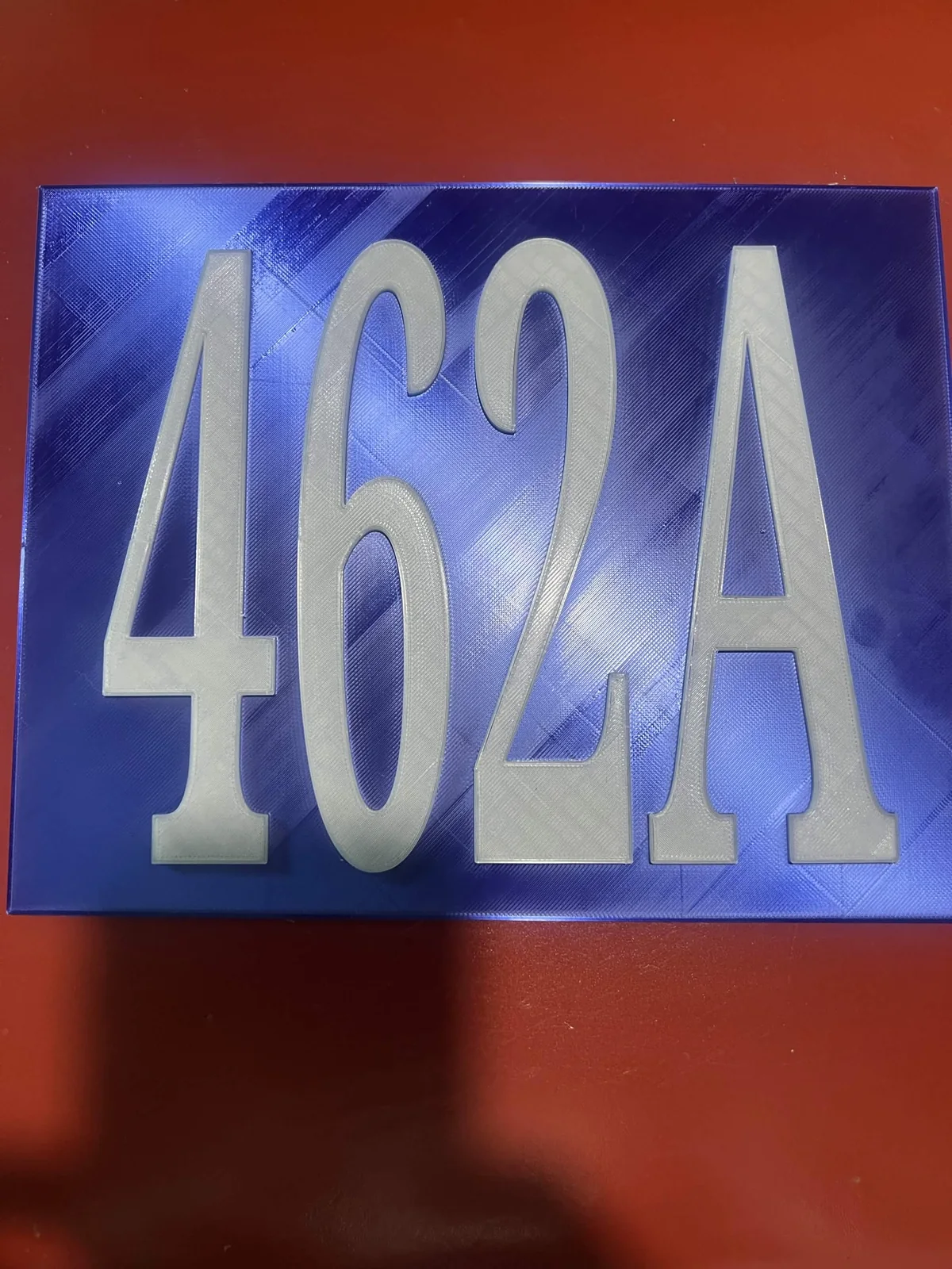 Adresse murale bleue 462A avec chiffres phosphorescents